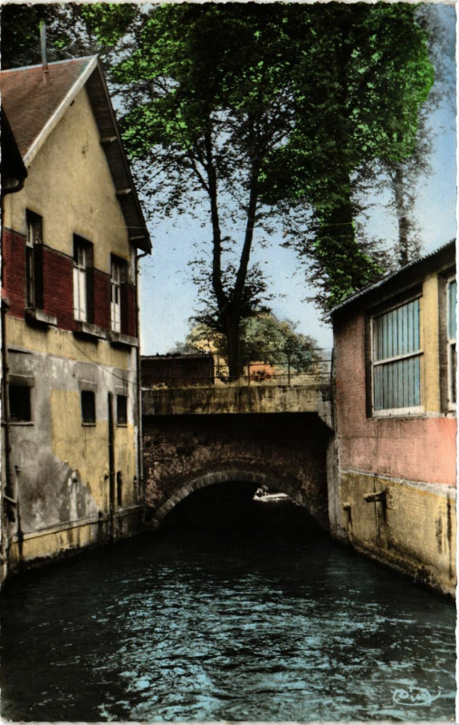 Carte postale ancienne Hesdin Vue sur la Canche à Hesdin