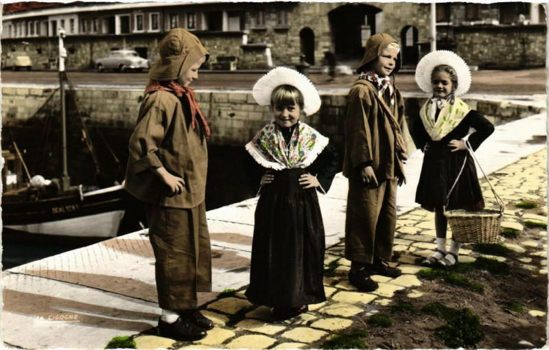 Carte postale ancienne Folklore Jeunes Calaisiens à Calais