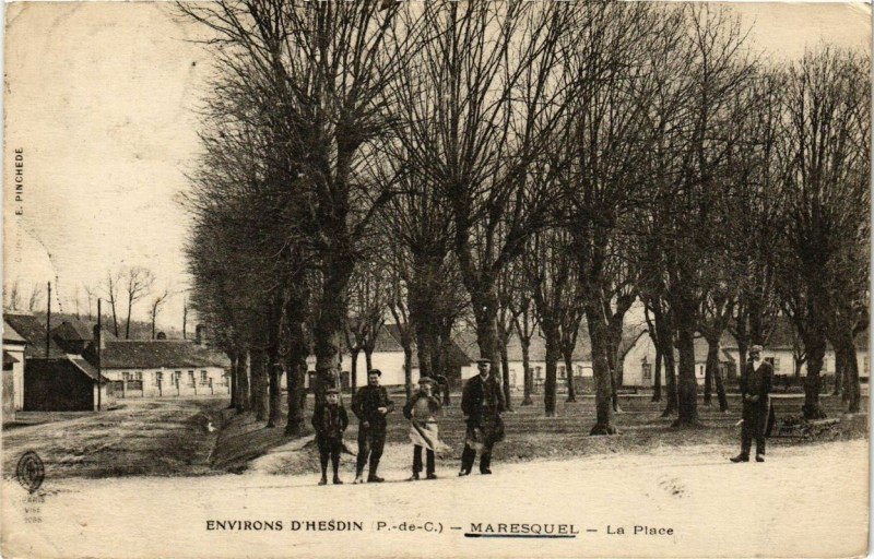 Carte postale ancienne Environs d'Hesdin Maresquel - la place à Hesdin