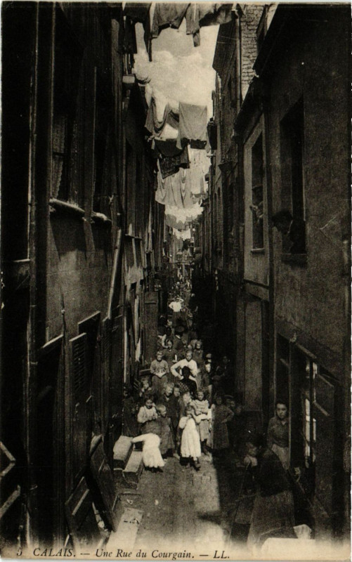 Carte postale ancienne Calais Une Rue du Courgain à Calais
