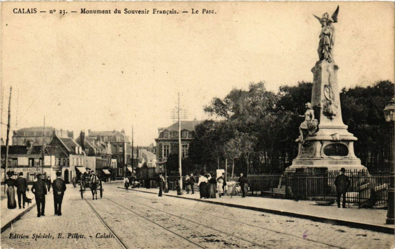 Carte postale ancienne Calais Monument du Souvenir Francais - Le Parc à Calais