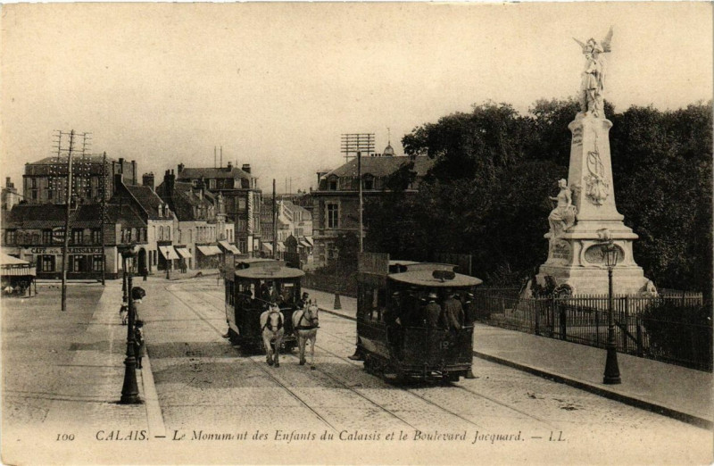 Carte postale ancienne Calais Le Monument des Enfants du Calaisis et le Boulevard à Calais