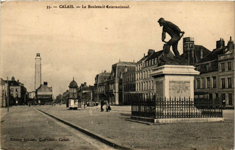 Carte postale ancienne Calais Le Boulevard International à Calais