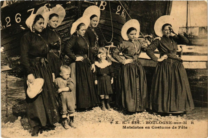 Carte postale ancienne Boulogne-sur-Mer Matelotes e Constume de Fete à Boulogne-sur-Mer