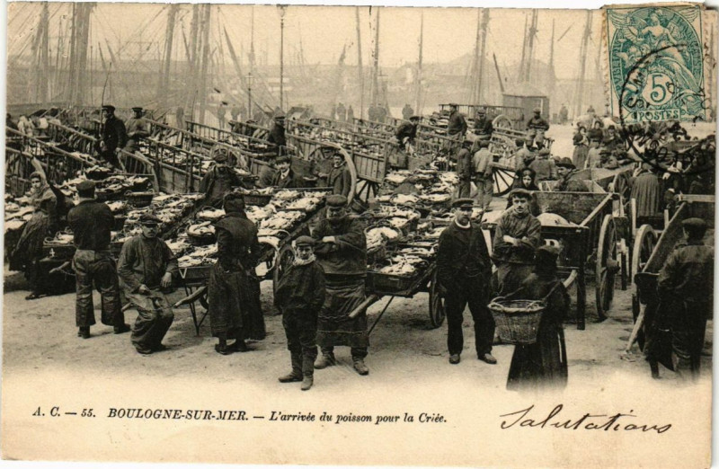 Carte postale ancienne Boulogne-sur-Mer L'arrivee du poisson pour la Criee à Boulogne-sur-Mer