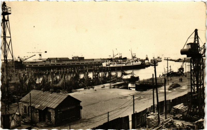 Carte postale ancienne Boulogne-sur-Mer entrée Du Port et Gare Maritime à Boulogne-sur-Mer