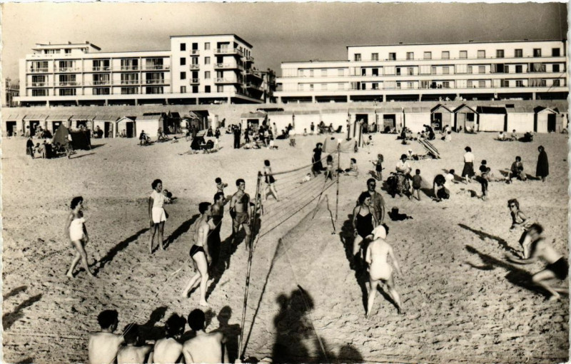 Carte postale ancienne Berck-Plage Jeux sur la Plage à Berck