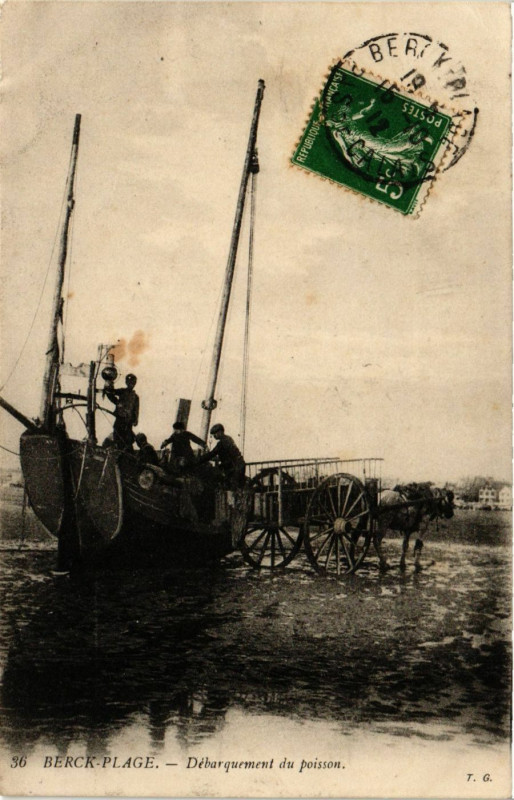 Carte postale ancienne Berck-Plage Debarquement du Poisson à Berck