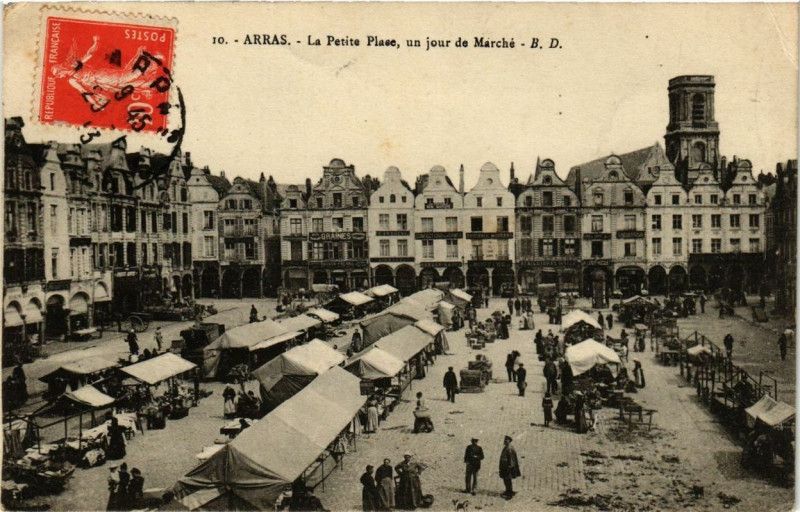 Carte postale ancienne Arras La Petite Place un jour de Marché à Arras