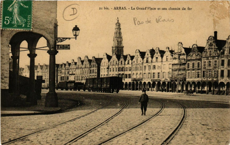 Carte postale ancienne Arras La Grand'Place et son chemin de fer à Arras