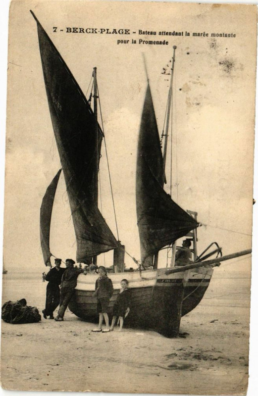 Carte postale ancienne Berck-Plage - Bateau attendant la maree à Berck