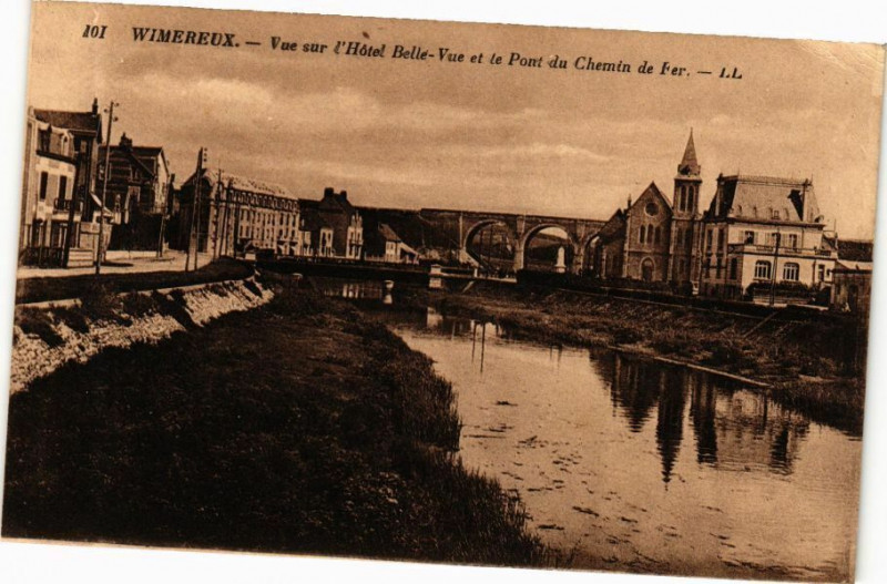 Carte postale ancienne Wimereux - Vue sur l'Hotel Belle-Vue et le Pont du Chemin de Fer à Wimereux