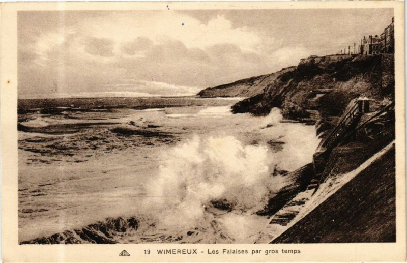 Carte postale ancienne Wimereux - Les Falaises par gros temps à Wimereux