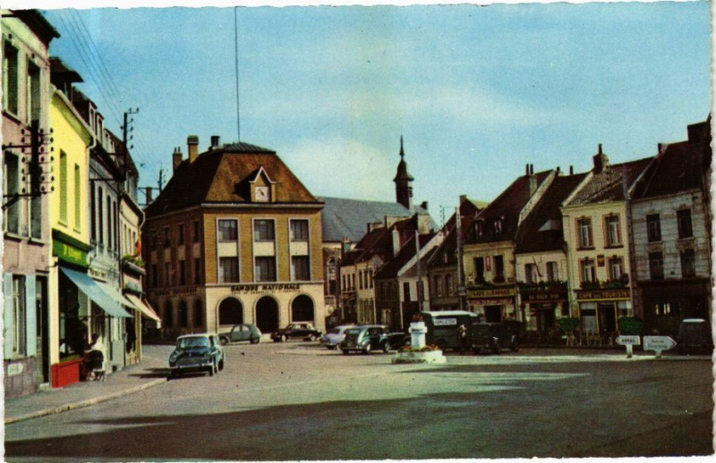 Carte postale ancienne Saint-Pol-sur-Ternoise - Place du Général Leclere à Saint-Pol-sur-Ternoise