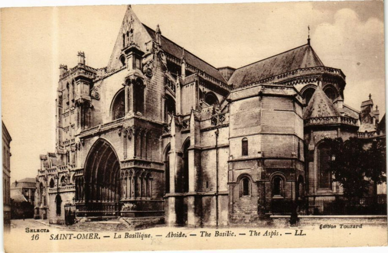 Carte postale ancienne Saint-Omer - La Basilique-Abside à Saint-Omer