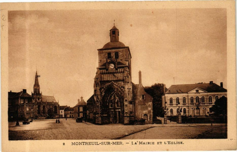 Carte postale ancienne Montreuil-sur-Mer - La Mairie et l'Eglise à Montreuil