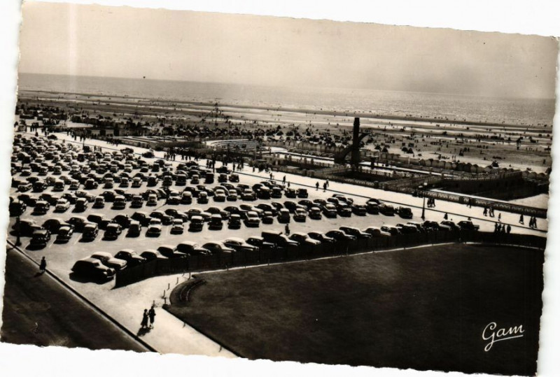 Carte postale ancienne Le Touquet-Paris-Plage - Vue Générale de la Digue et la Plage au Touquet-Paris-Plage