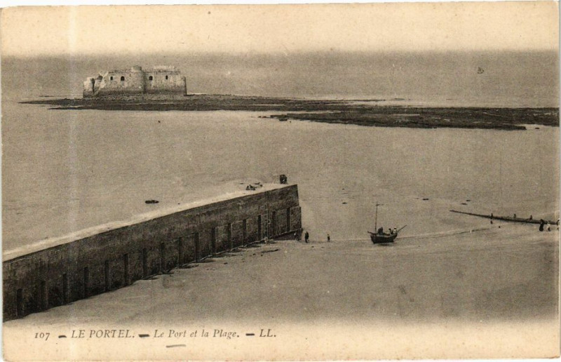 Carte postale ancienne Le Portel - Le Port et la Plage au Portel