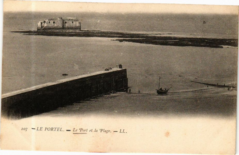 Carte postale ancienne Le Portel - Le Port et la Plage au Portel
