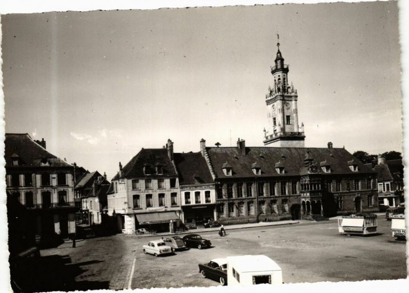Carte postale ancienne Hesdin - La Place d'Armes à Hesdin