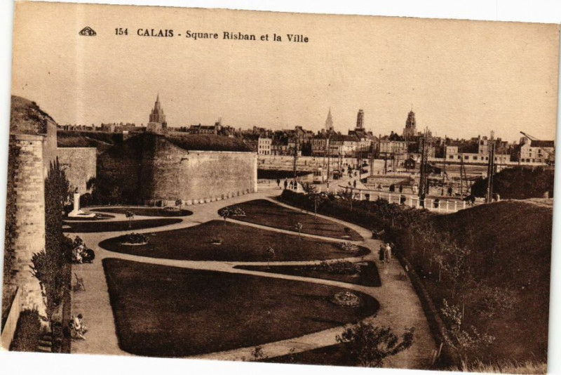 Carte postale ancienne Calais - Square Risban et la Ville à Calais