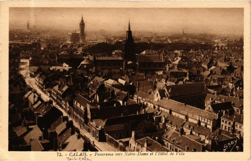 Carte postale ancienne Calais - Panorama vers Notre-Dame et l'Hotel de Ville à Calais