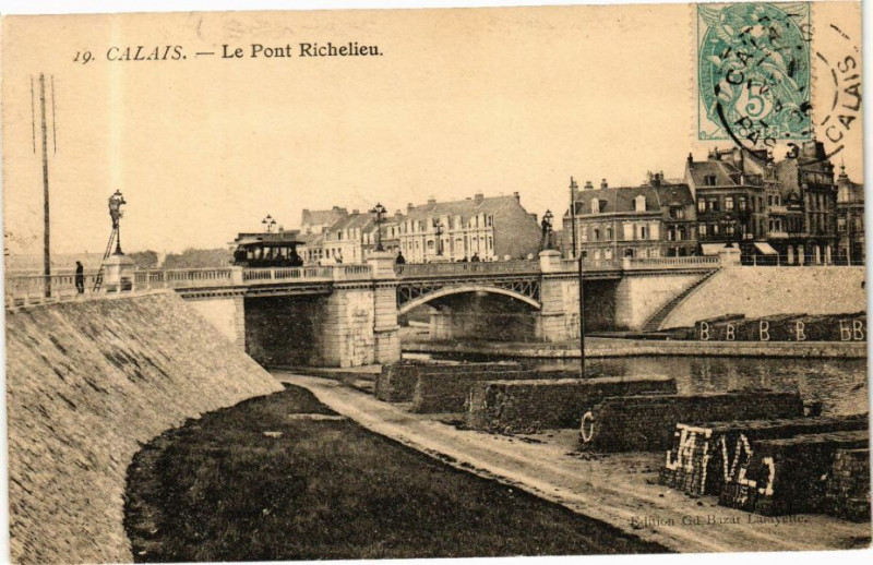 Carte postale ancienne Calais - Le Pont Richelieu à Calais
