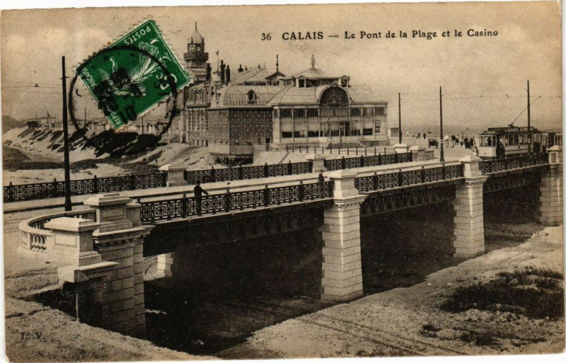 Carte postale ancienne Calais - Le Pont de la Plage et le Casino à Calais