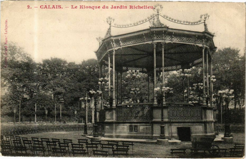 Carte postale ancienne Calais - Le Kiosque du Jardin Richelieu à Calais