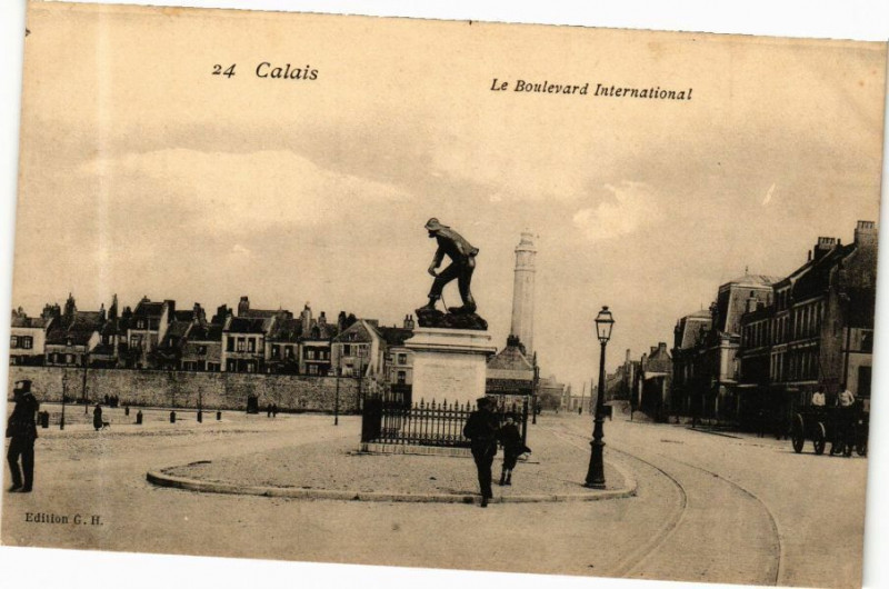 Carte postale ancienne Calais - Le Boulevard International à Calais