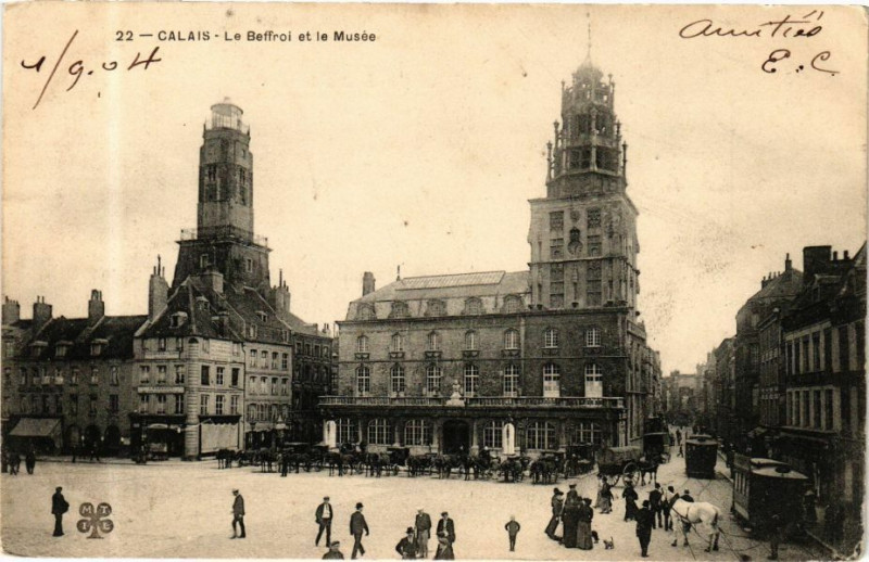 Carte postale ancienne Calais - Le Beffroi et le Musée à Calais