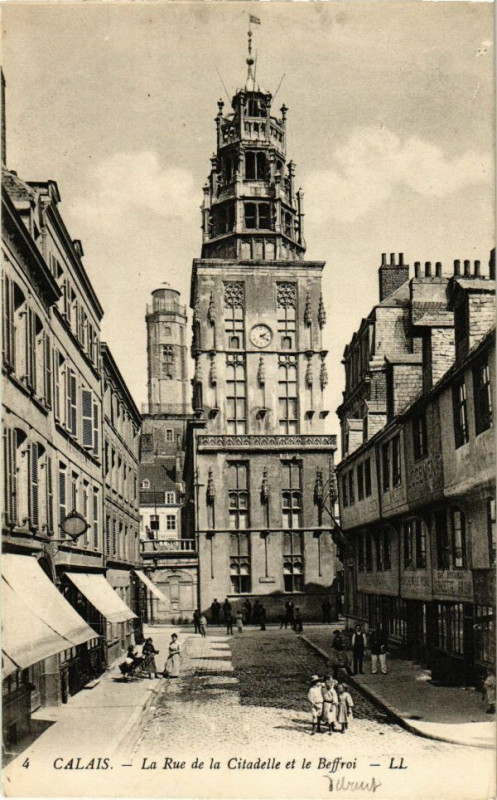 Carte postale ancienne Calais - La Rue de la Citadelle et le Beffroi à Calais
