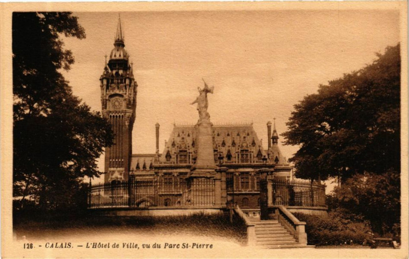 Carte postale ancienne Calais - L'Hotel de Ville vu du Parc Saint-Pierre à Calais