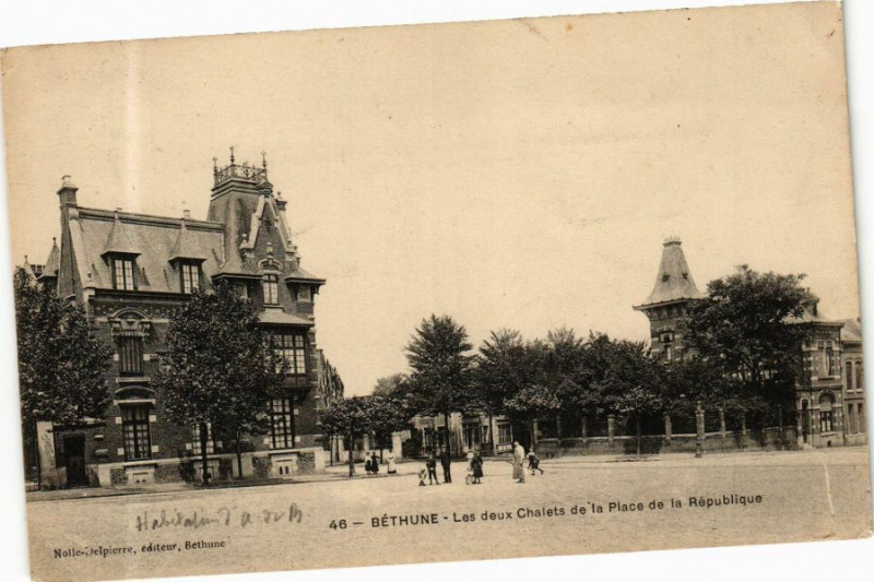 Carte postale ancienne Bethune - Les deux Chalets de la Place de la République à Béthune