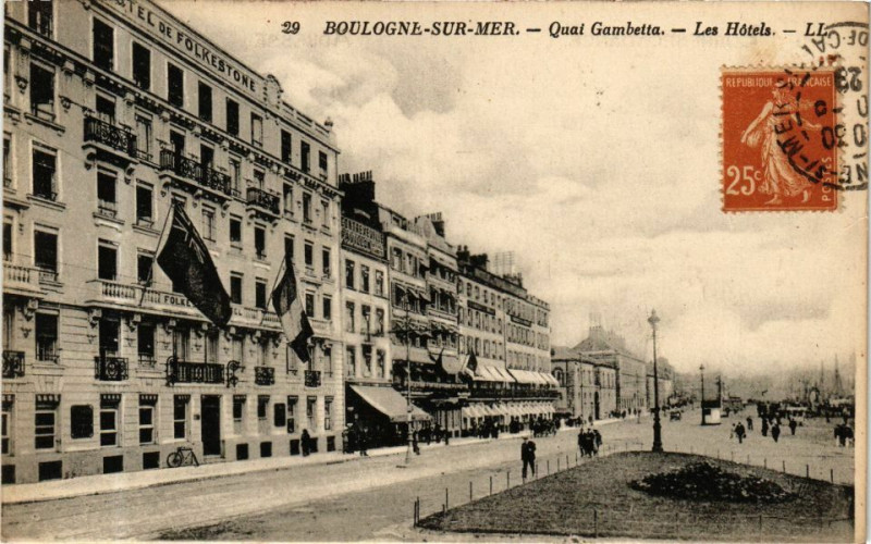 Carte postale ancienne Boulogne-sur-Mer - Quai Gambetta-Les Hotels à Boulogne-sur-Mer
