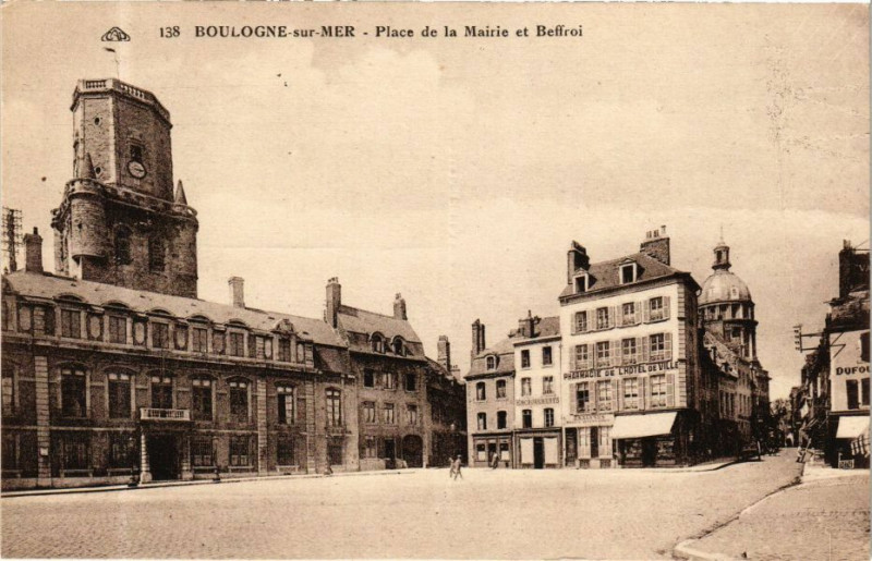 Carte postale ancienne Boulogne-sur-Mer - Place de la Mairie et Beffroi à Boulogne-sur-Mer