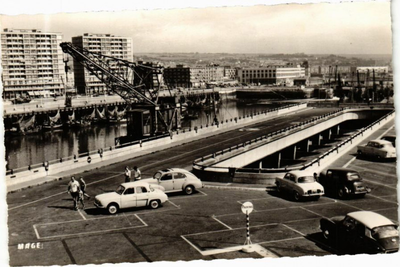 Carte postale ancienne Boulogne-sur-Mer - Parking de la gare maritime-Le Port à Boulogne-sur-Mer