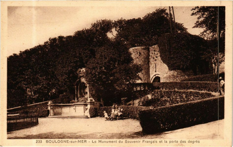 Carte postale ancienne Boulogne-sur-Mer - Le Monument du Souvenir Francais et la porte à Boulogne-sur-Mer