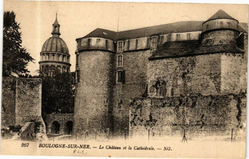 Carte postale ancienne Boulogne-sur-Mer - Le Chateau et la Cathédrale à Boulogne-sur-Mer