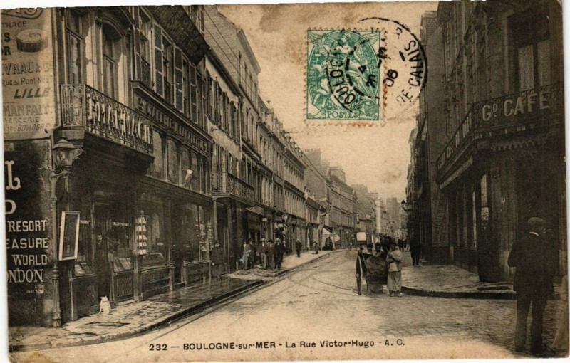 Carte postale ancienne Boulogne-sur-Mer - La Rue Victor-Hugo à Boulogne-sur-Mer