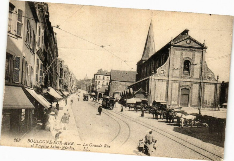 Carte postale ancienne Boulogne-sur-Mer - La Grande Rue et l'Eglise Saint-Nicolas à Boulogne-sur-Mer