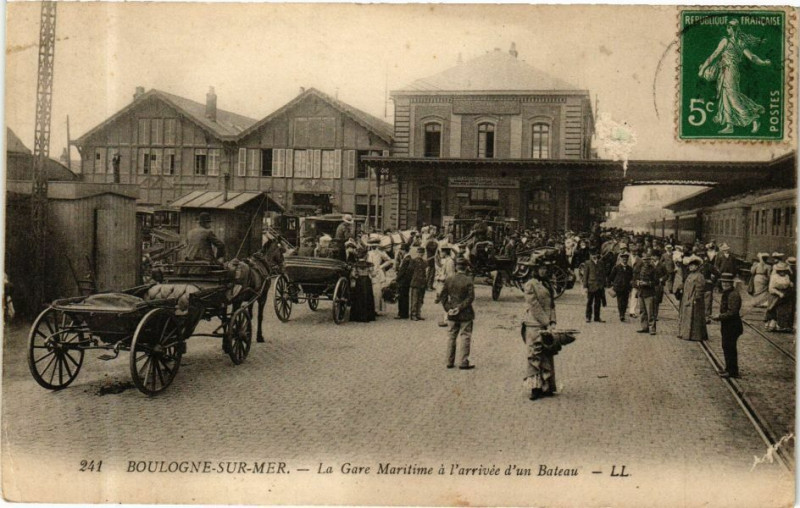 Carte postale ancienne Boulogne-sur-Mer - La Gare Maritime a l'arrivée d'un Bateau à Boulogne-sur-Mer