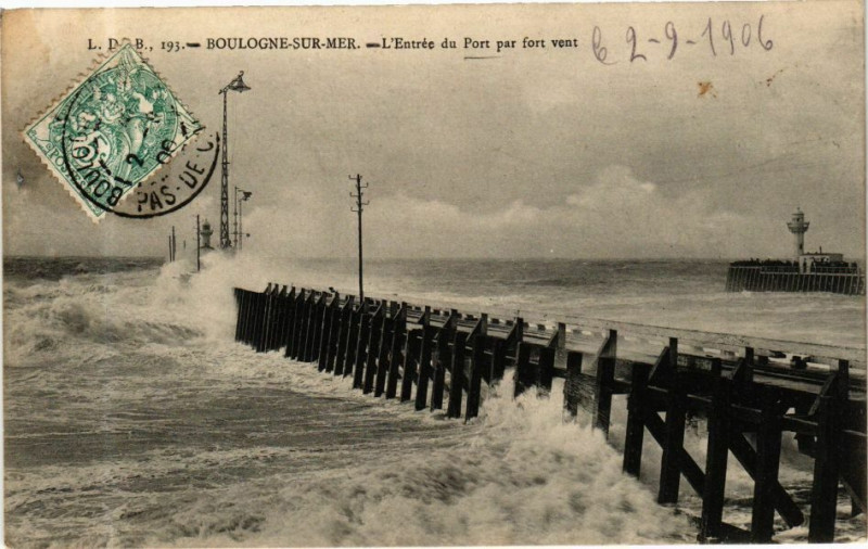Carte postale ancienne Boulogne-sur-Mer - L'Entrée du Port par fort vent à Boulogne-sur-Mer