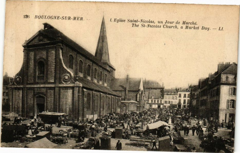Carte postale ancienne Boulogne-sur-Mer - L'Eglise Saint-Nicolas un Jour de Marché à Boulogne-sur-Mer