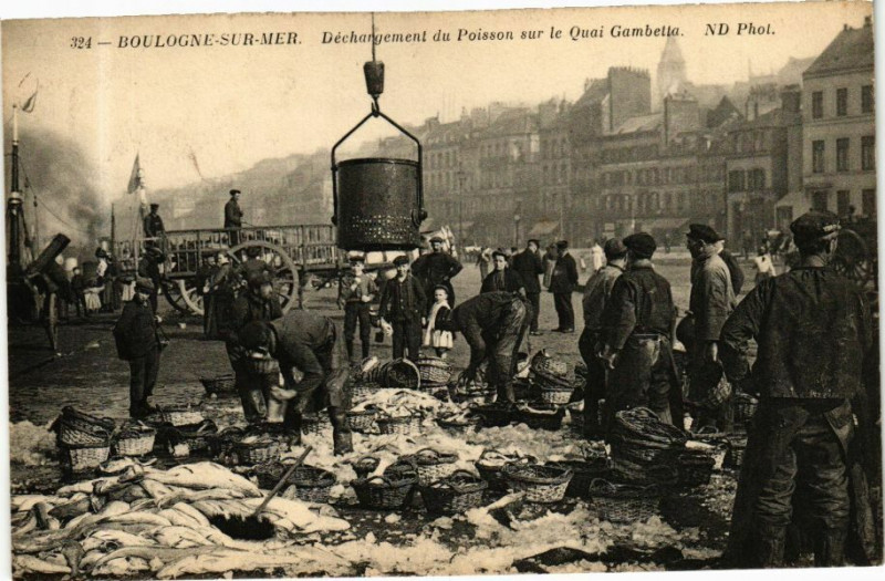Carte postale ancienne Boulogne-sur-Mer - Déchargement du Poisson sur le Quai Gambetta à Boulogne-sur-Mer