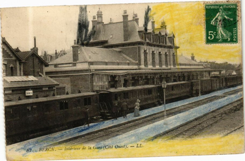 Carte postale ancienne Berck - Intérieur de la Gare à Berck
