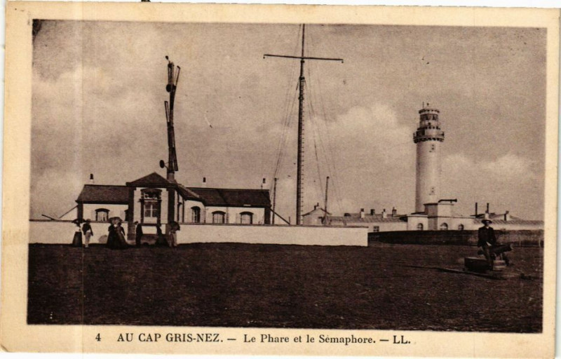 Carte postale ancienne Au Cap Gris-Nez - Le Phare et le Sémaphore