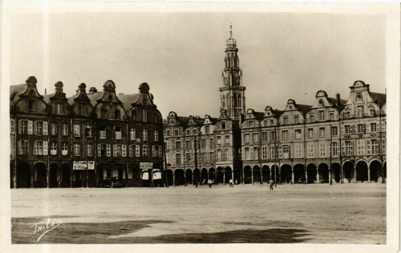 Carte postale ancienne Arras - La Grande Place à Arras