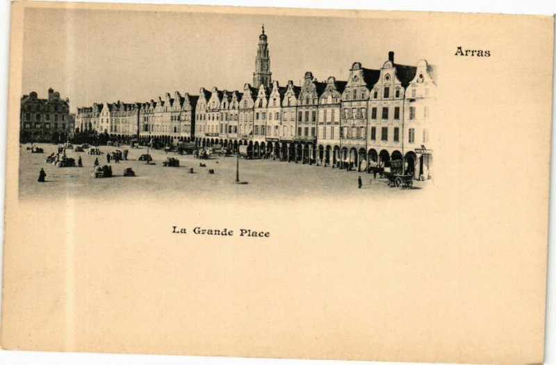 Carte postale ancienne Arras - La Grande Place à Arras
