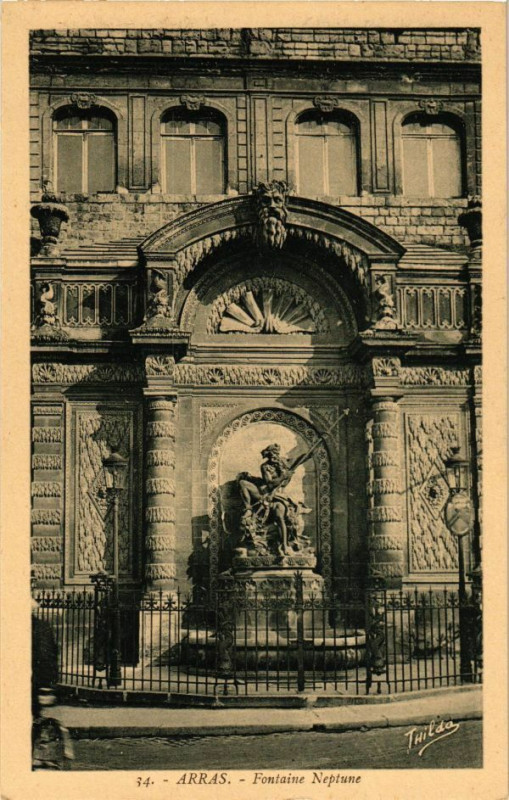 Carte postale ancienne Arras - Fontaine Neptune à Arras
